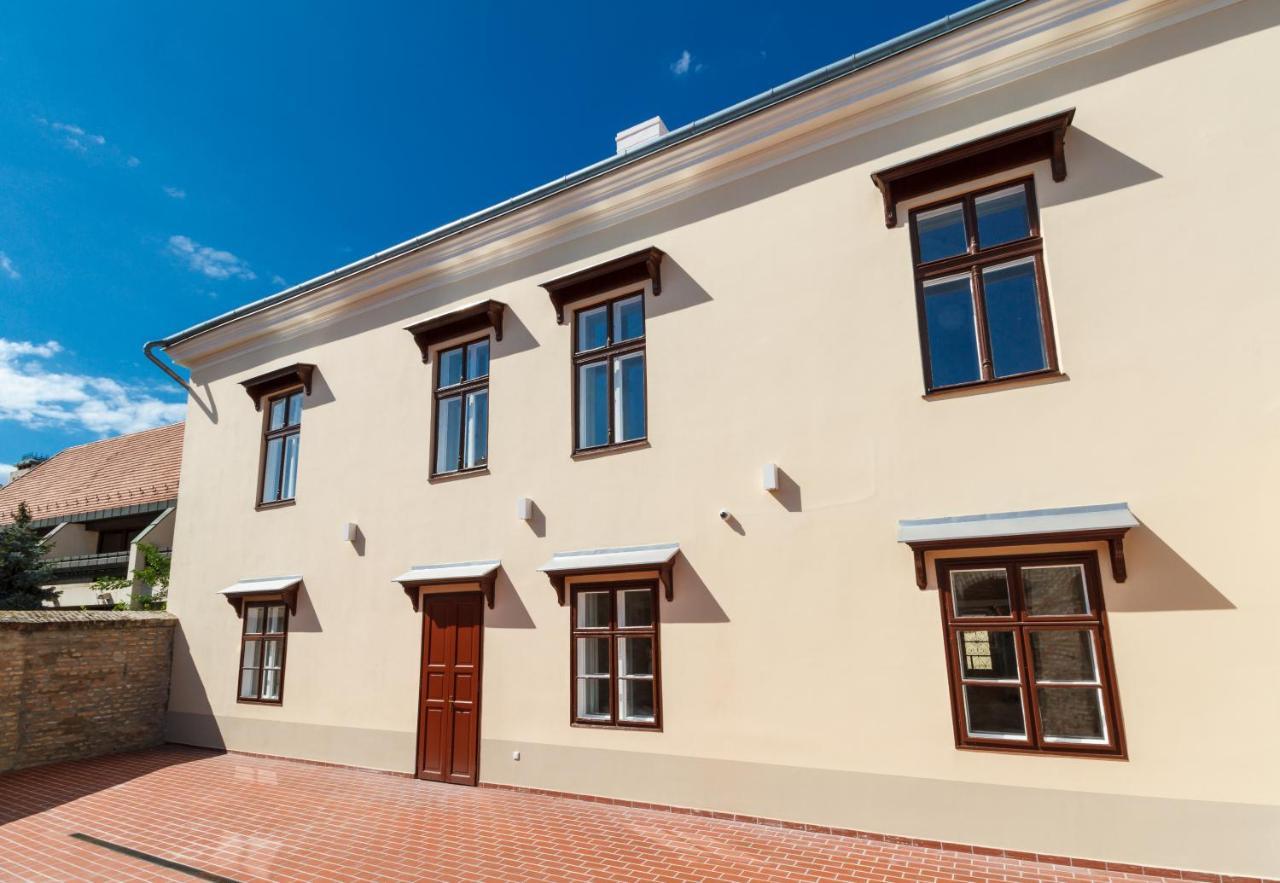 Domus Peregrini Apartmanok Gyor Exterior photo